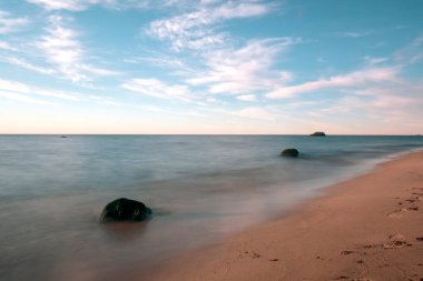 Baltık Denizi 'nin mistik manzarası. Estonya