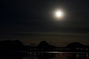 Norveç 'in gece manzarası muhteşem bir kış manzarası.