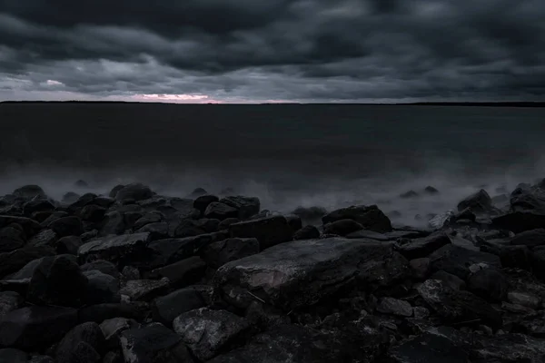 Мистическое Туманное Море Скалистый Берег Вечером — стоковое фото