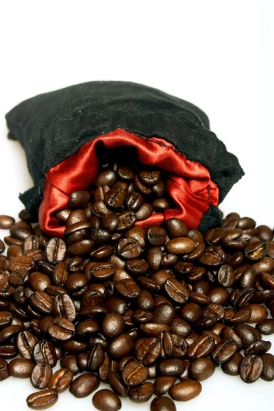 Çuval dökülen kahve taneleri — Stok fotoğraf