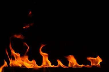 Siyah arkaplanda yangın