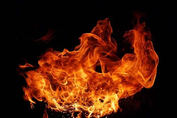Siyah arkaplanda yangın
