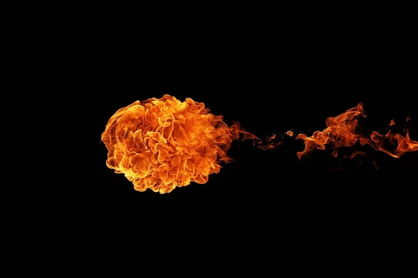 Siyah bir zemin üzerine ateş topu — Stok fotoğraf