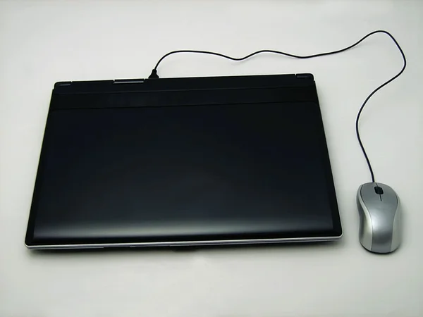 笔记本电脑和鼠标 — 图库照片