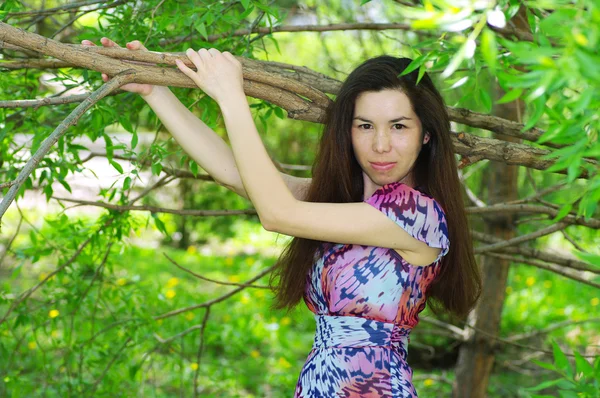 Güzel bir kız bir yaz bahçesinde — Stok fotoğraf