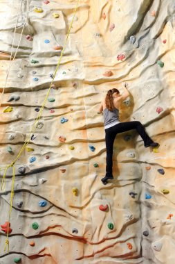 kadın rock wal üzerinde