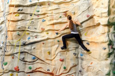 kadın rock wal üzerinde