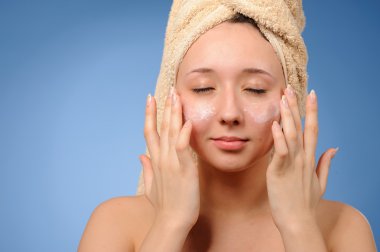 kadın bir havlu ile