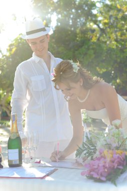 phuket üzerinde düğün çifti