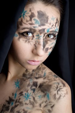 sıradışı makyaj kadınla