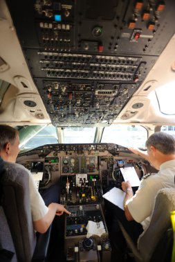 Pilotlar uçağın kalkış için hazırlanıyor