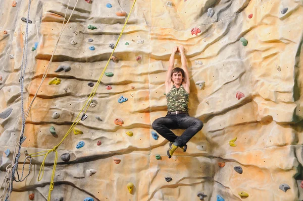 Mann auf Felswand in Sportzentrum — Stockfoto