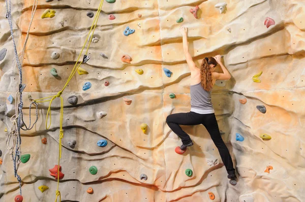 Mujer en roca wal — Foto de Stock