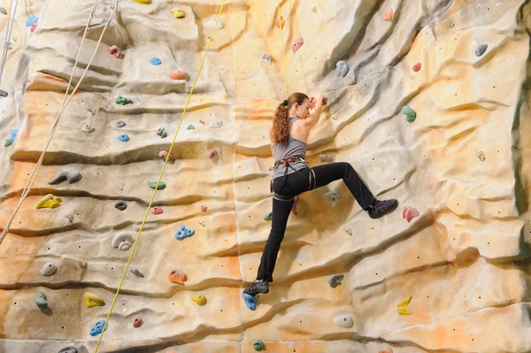 Woman on rock wal — Stock Photo, Image