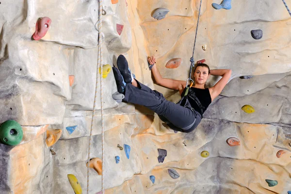 Mujer en la pared de roca — Foto de Stock