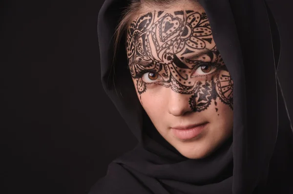 Jeune femme de beauté avec tracery sur le visage — Photo