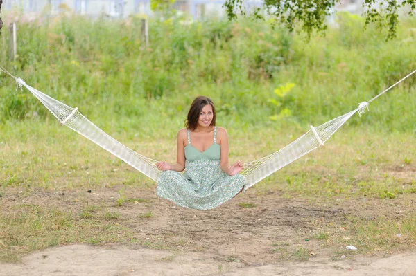 Mujer sentarse en la hamaca en el parque —  Fotos de Stock
