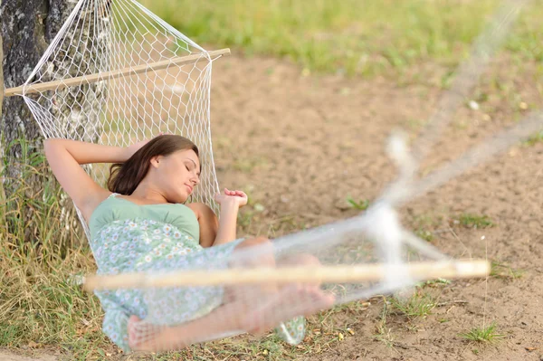 Jonge vrouw op hangmat — Stockfoto