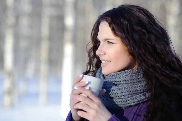 Frau mit Tasse Kaffee — Stockfoto