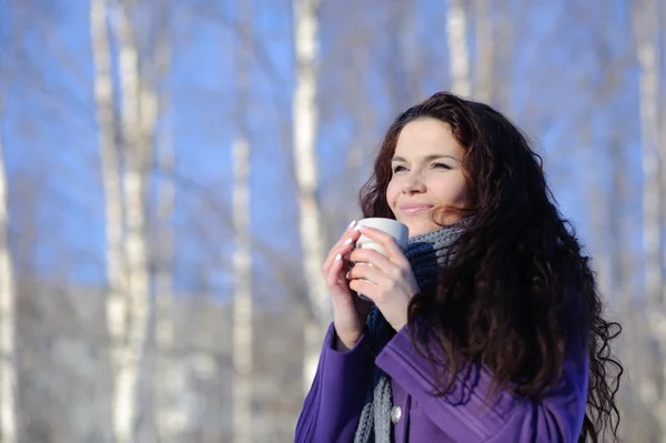 Frau mit Tasse Kaffee — Stockfoto