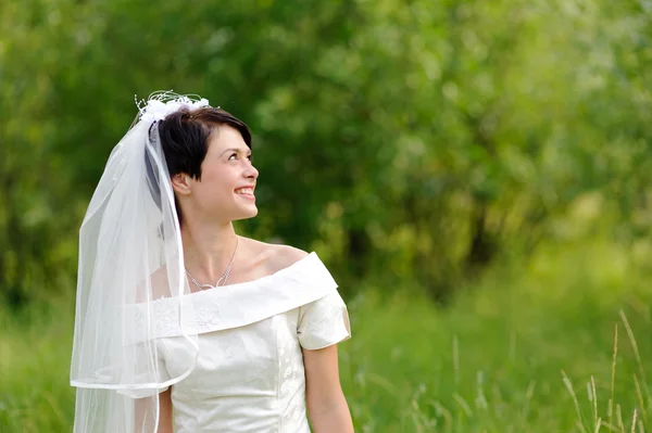 Bruid in het park — Stockfoto
