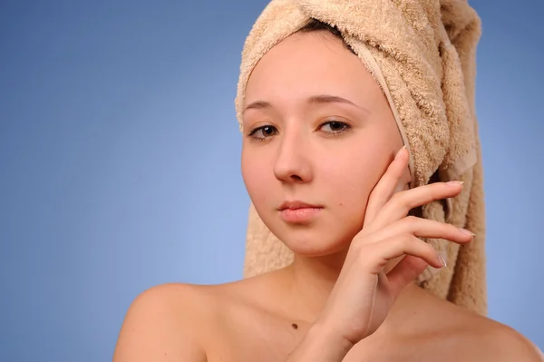 Mujer con una toalla — Foto de Stock