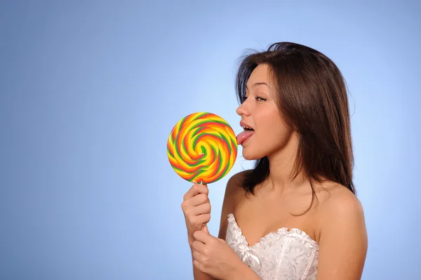 Ung tonåring med lollipop — Stockfoto