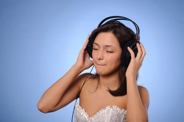 Mujer escuchar música — Foto de Stock