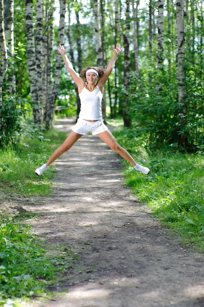 Junge Frau springt — Stockfoto