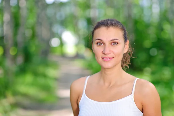 Portrét mladé ženy v bílém oblečení — Stock fotografie