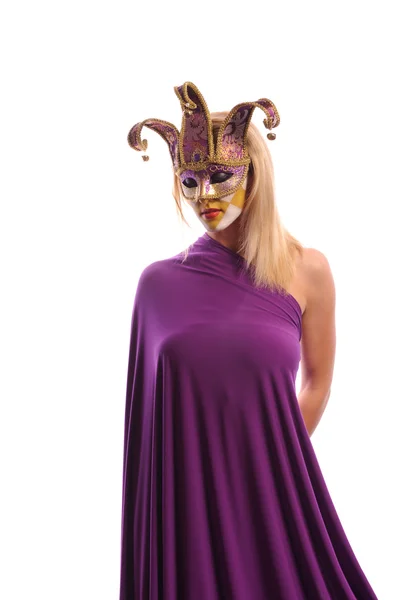 Жінка в фіолетовій карнавальній масці — стокове фото