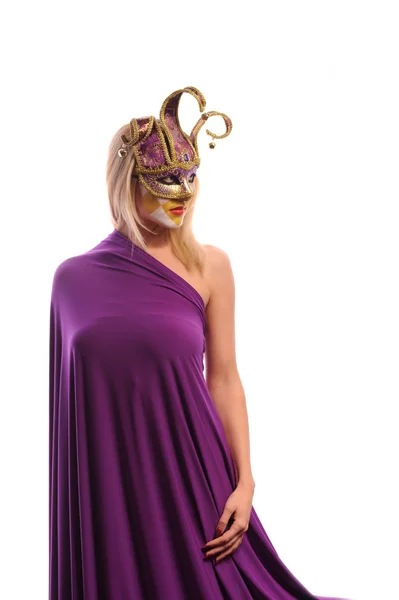 Kvinna i violett carnival mask — Stockfoto