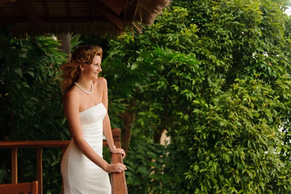 Mujer en vestido de novia blanco — Foto de Stock