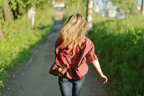 Adolescente menina em camisa vermelha — Fotografia de Stock