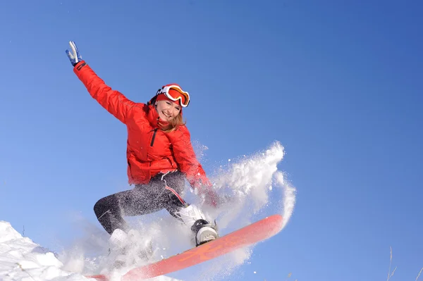 Kvinna på snowboard — Stockfoto