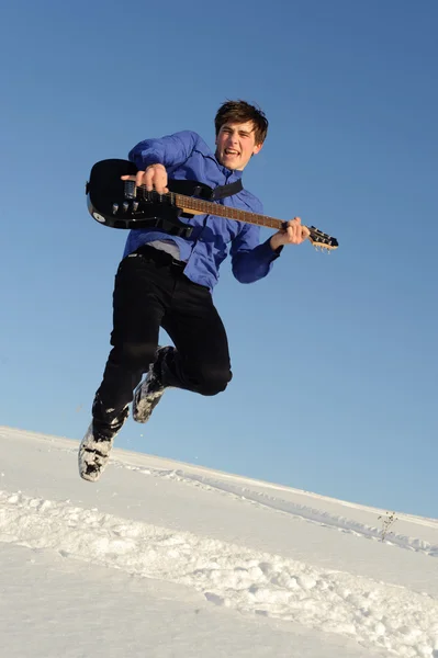 Hombre con la guitarra saltando —  Fotos de Stock