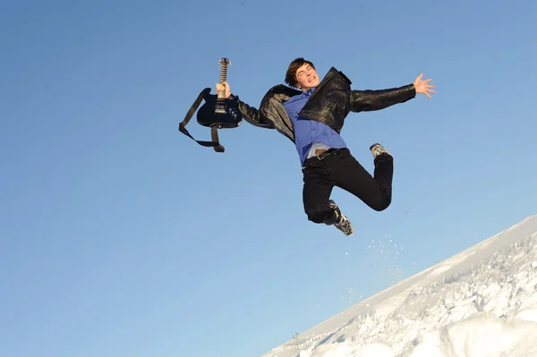 Man met de gitaar springen — Stockfoto