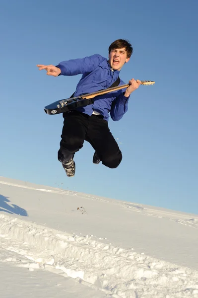 Homme avec guitare sautant — Photo