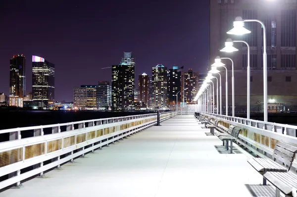Natt bridge med lyktor — Stockfoto