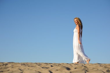 Beyaz elbiseli kadın.