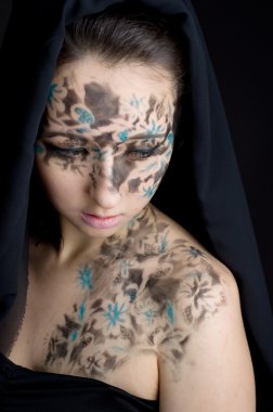 sıradışı makyaj kadınla