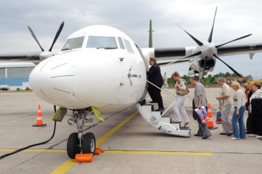 yatılı air baltic pervaneli uçak