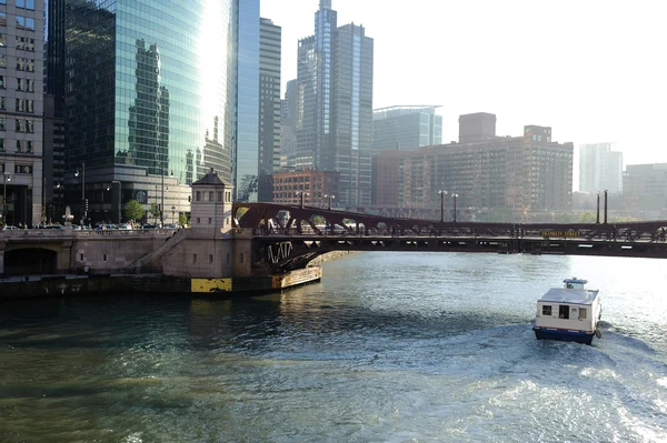 Rivière et pont et pont de pont — Photo