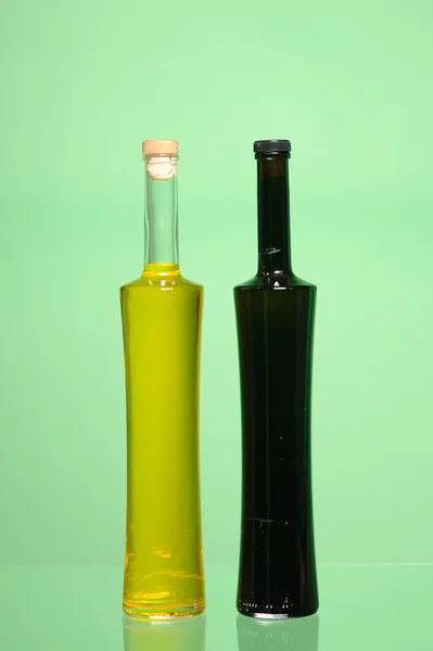 两个封闭的瓶的橄榄油 — 图库照片