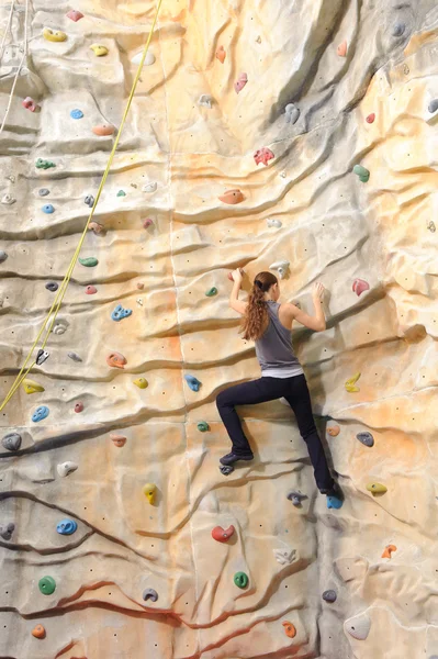 Woman on rock wall — Stock Photo, Image