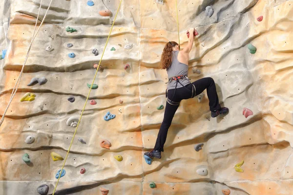 Woman on rock wall — Stock Photo, Image