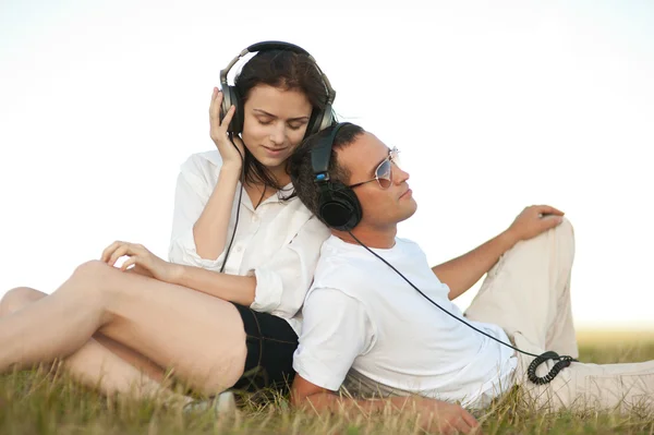 Mladý pár poslouchající hudbu — Stock fotografie