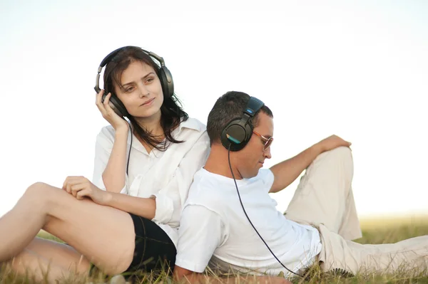 Genç çift müzik dinliyor. — Stok fotoğraf