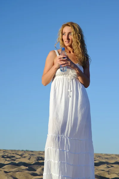 Mulher de vestido branco — Fotografia de Stock