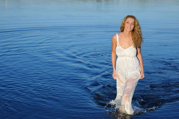 Jovem mulher de vestido branco — Fotografia de Stock